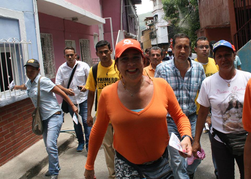 タマラ・エイドリアンさん（中央）、ベネズエラ国会議会議員への選出を求める行進中。写真は彼女のFacebookアカウントより。