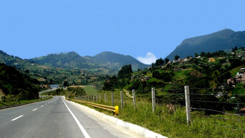 Foto: Carretera hacia Urabá, fotografía de Wikimedia Commons, del dominio público. 