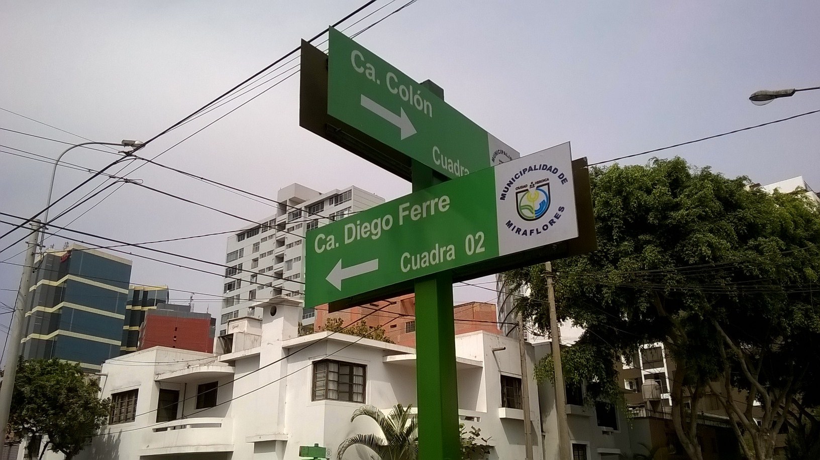 Cruce de las calles Colón y Diego Ferré en Miraflores, Lima, calles recurrentes en las obras del Nóbel peruano. Foto de la autora, usada con autorización.
