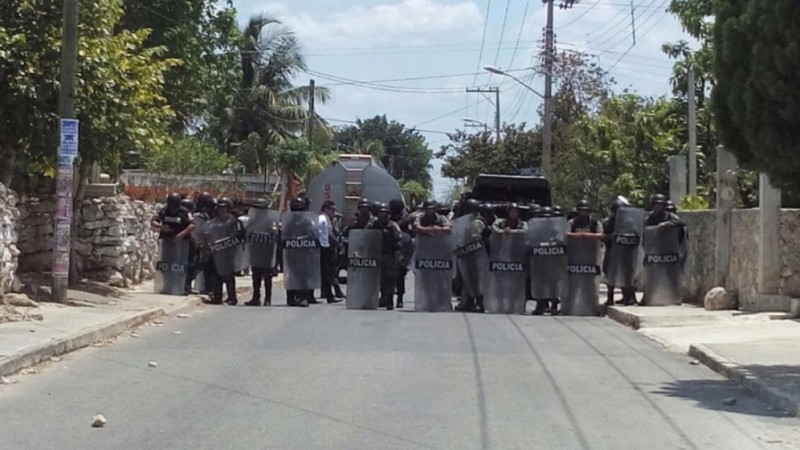 Fuerzas policiales durante desalojos en Chablekal, Yucatán. Fotografía de Randy Soberanis Dzul para el medio La Jornada Maya y usada con permiso. 