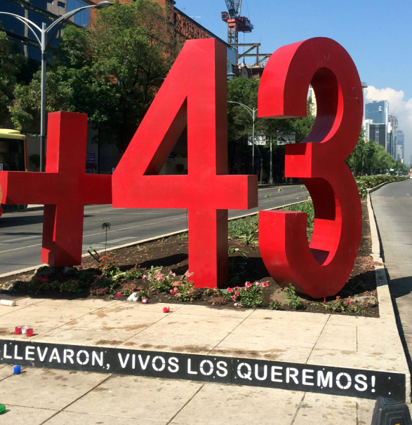 Instalación en memoria de los estudiantes que fueron objeto de desaparición forzada, ubicada en Paseo de la Reforma en la Ciudad de México. Imagen del autor.