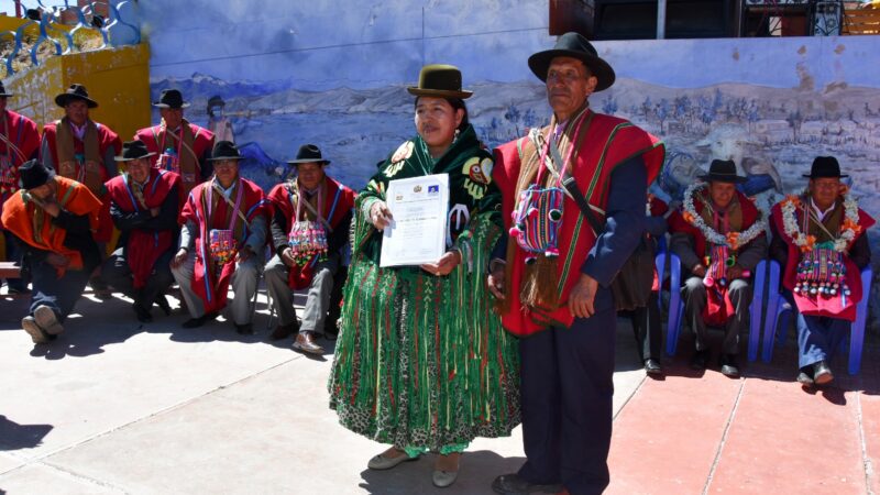 صورة من روث كيسبي ماماني في ١٣ أغسطس-آب ٢٠٢١ في والاتا تشيكو، بوليفيا، من خلال احتفالية بمنح شهادات لإيميلانا باولينا كوكاريكو من ماماني و إيوسبيو ماماني كولونيل ماليكو ، وتم النشر بموجب إذن