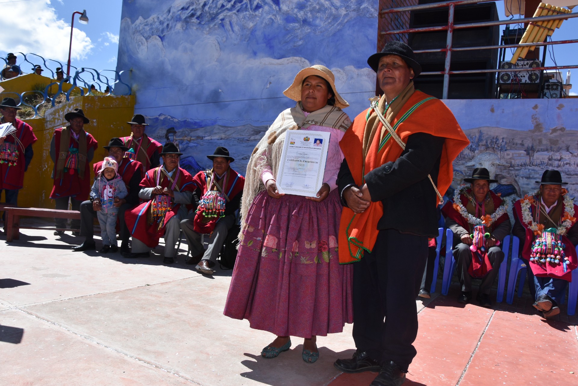  صورة التقطها روث كيسبي ماماني في ١٣ أغسطس-أب،٢٠٢١ في والاتا تشيكو، بوليفيا، من خلال حفل تصديق شهادة منحت لإلياس هيلاري ماماني، وهي مقيمة في ولاتا ومن المواطنين الأصليين . وتم نشر الصورة بموجب ترخيص.