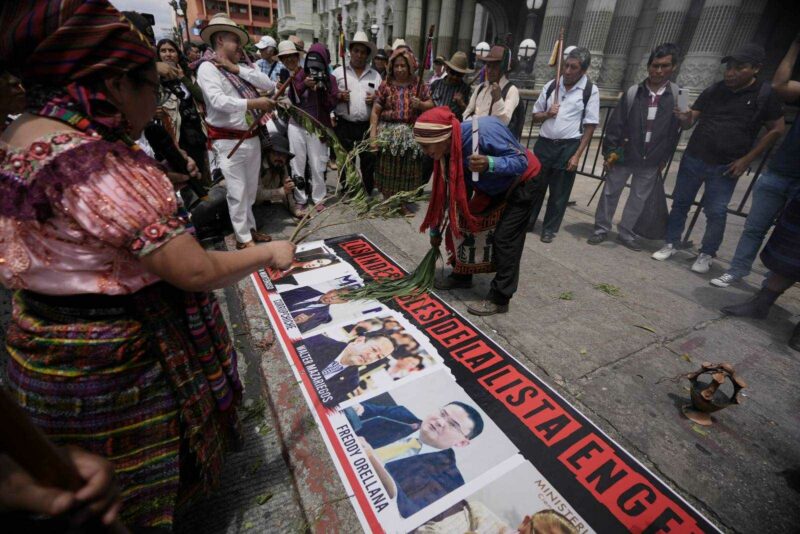 Líderes indígenas aplican la justicia maya a las autoridades que impiden la democracia en Guatemala · Global Voices