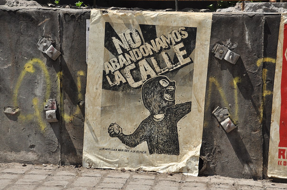 صورة من فن الشارع بسانتياغو، تشيلي، صنعت بعد الانتفاضة المجتمعية في أكتوبر ٢٠١٩، مكتوب عليها "لن نفقد الأمل في (احتجاجات) الشارع. والصورة من 